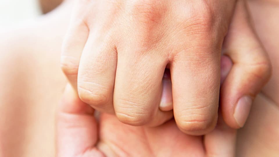Werden die Finger einzeln in die Länge gezogen, gibt es häufig ein starkes Knacken.
