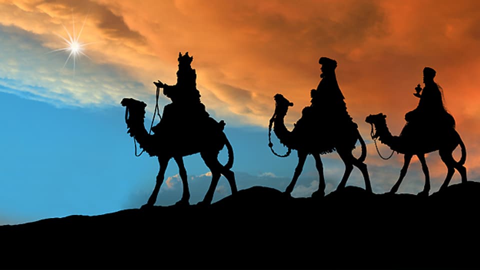 Der Stern leuchtet den Weisen aus dem Morgenland den Weg zum Stall von Bethlehem.