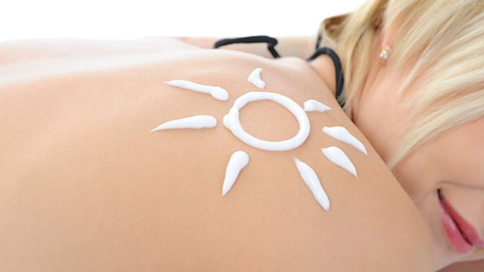 Die Haut «freut» sich über ausreichenden Schutz und Pflege beim Sonnenbaden.