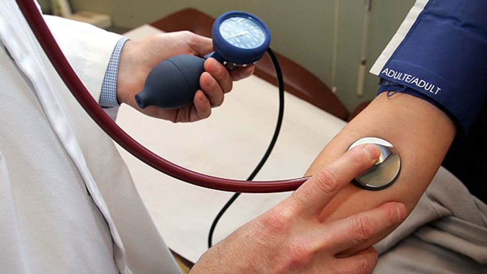 Blutdruckmessen gehört ab einem gewissen Altern zu den unumstrittenen Vorsorge-Untersuchungen.