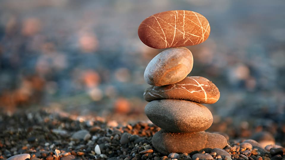 In der Anthroposophischen Medizin geht es in erster Linie ums Gleichgewicht. Für die Erhaltung des inneren Gleichgewichts sind viele verschiedene Faktoren entscheidend, was der Aufbau dieser Steinskulptur symbolisiert.