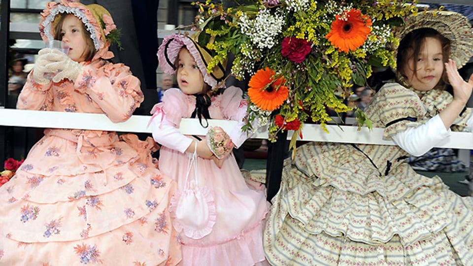 Ein ähnliches Bild wie vor 65 Jahren: Kinder in alten Kostümen am Kinderumzug vor dem Zürcher Sechseläuten.