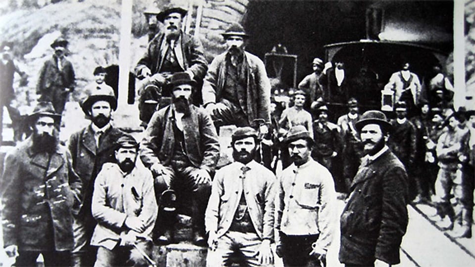 Bauarbeiter in Airolo um 1880.