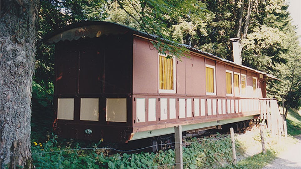 Wagen Nr. 7 der ehemaligen Rigi-Scheidegg Bahn. Gebaut 1874 bei der Societé Fribourgeoise mit der Herstellernummer 237. 1961 verkauft und an der Trasse der Rigi-Scheidegg-Bahn in Unterstetten als Ferienhaus genutzt.