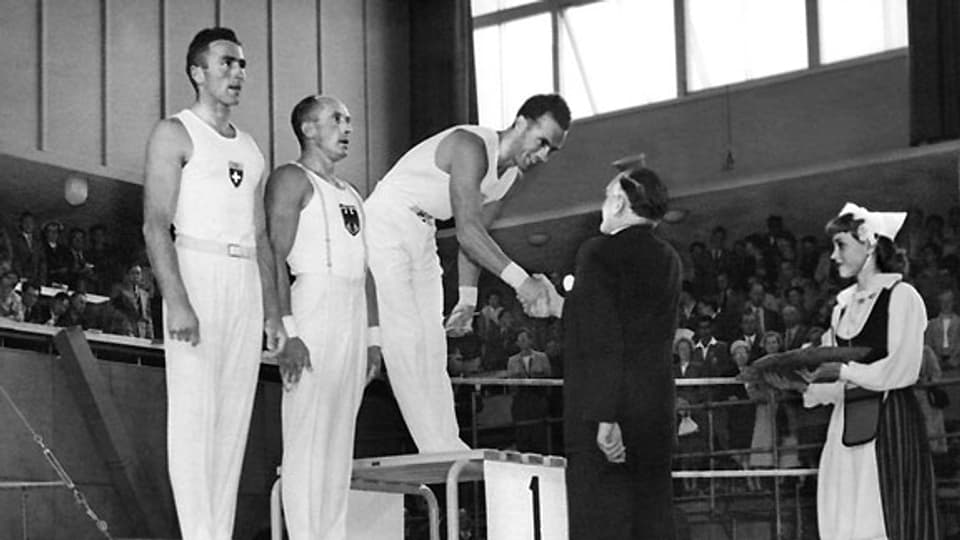 Jack Günthard erhält am 24. Juli 1952 die Goldmedallie an den Olympischen Sommerspielen von Helsinki für seine Darbietung am Reck.