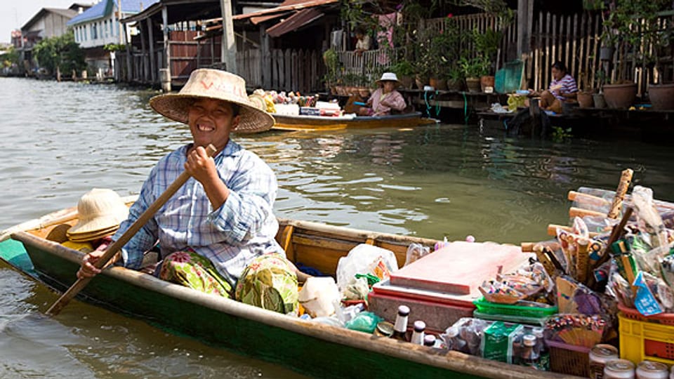 Markthandel am Flussufer oder auf dem Fluss gehört heute noch zum alltäglichen Bild in der thailändischen Hauptstadt Bangkok.
