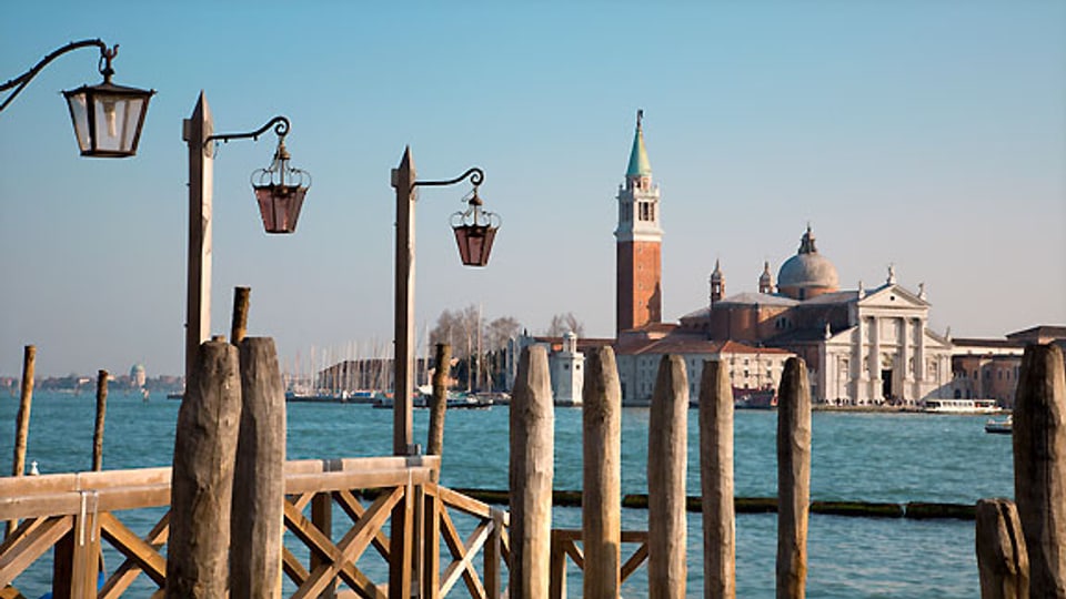 Die erste Kreuzfahrt der Schweizer Folklore auf dem Mittelmeer startete im Oktober 1974 in Venedig.