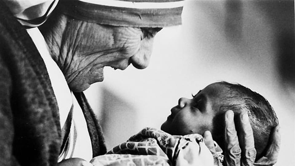 Mutter Teresa 1978 mit einem Baby aus einem Waisenhaus in Kalkutta.