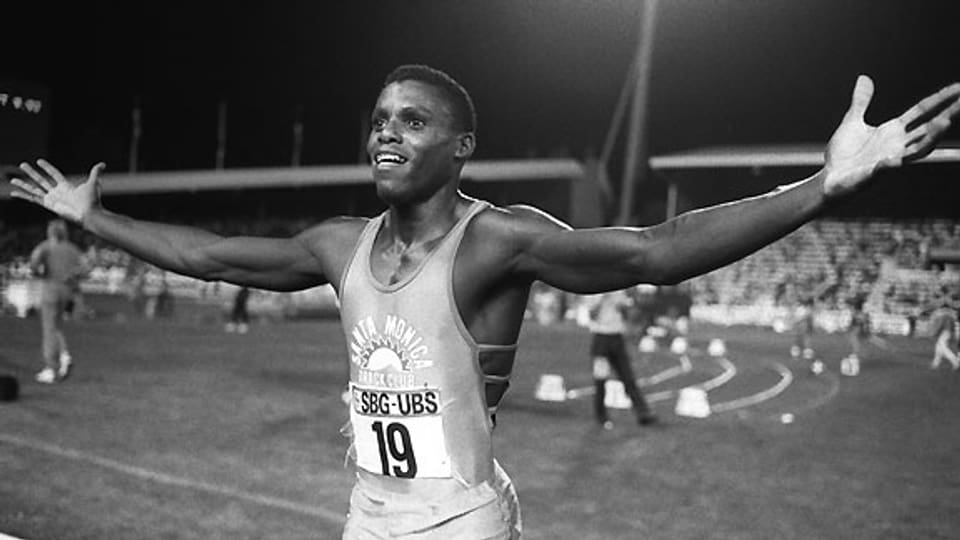 Am 17. August 1988 freut sich der Amerikaner Carl Lewis am «Weltklasse Zürich» über seinen Sieg im 100-m-Sprint mit einer Zeit von 9,93 Sekunden. Zwei Jahre später wird diese Zeit als Weltrekord legalisiert, da der frühere Weltrekordhalter Ben Johnson des Dopings überführt wurde.