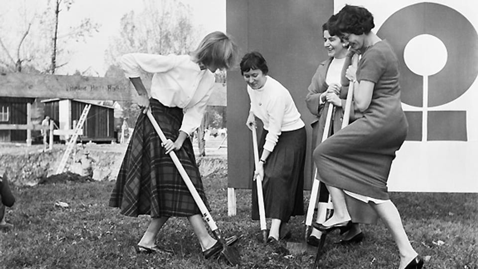 Chefarchitektin Annemarie Hubacher-Constam (r.) mit drei Frauen beim Spatenstich der SAFFA 58 im Jahre 1957. Die Schweizerische Ausstellung für Frauenarbeit SAFFA fand auf der Landiwiese in Zürich statt.
