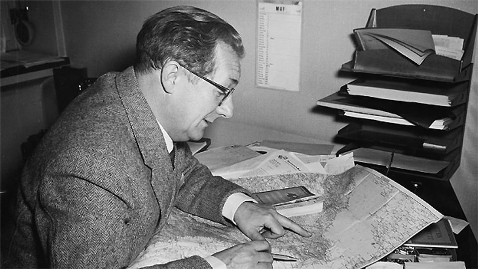 Reporter und Redaktor Arthur Welti 1953 bei der Arbeit im Studio Zürich.