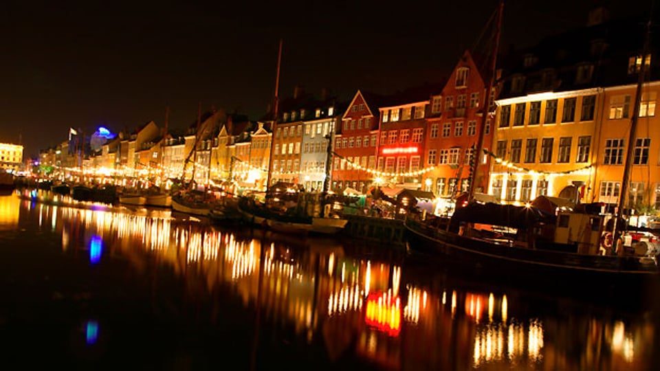 Weihnachtsstimmung im heutigen Kopenhagen im Nyhavn, dem zentralen Hafen der dänischen Hauptstadt.