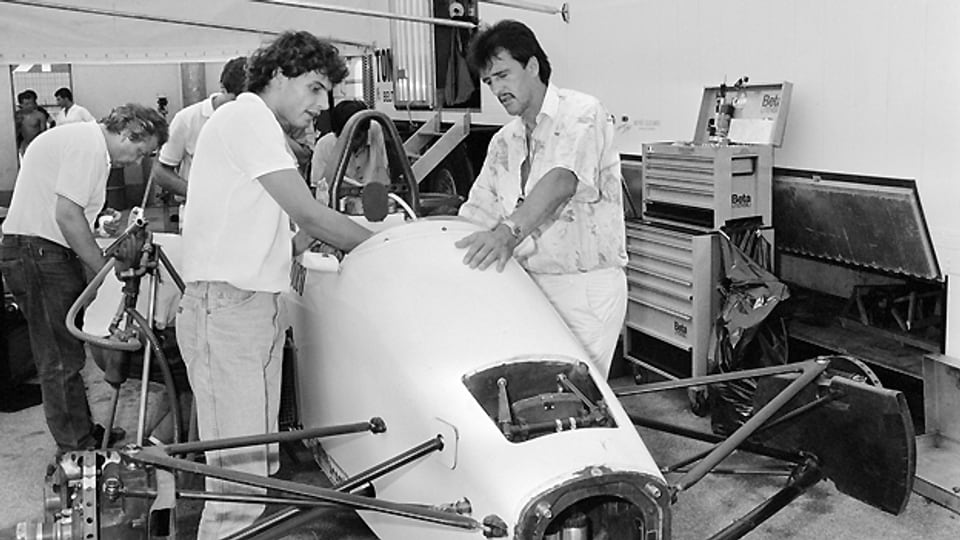 Ein Bild aus alten Tagen: Walter Brun, Chef des Formel 1-Rennstalls EuroBrun bespricht sich 1988 bei einer Testfahrt mit dem Schweizer Autorennfahrer Gregor Foitek.