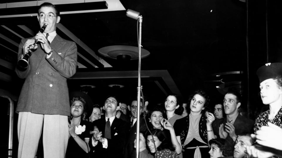 Banldeader Benny Goodman an der Klarinette - Die Aufnahme entstand 1938 bei einem Konzert mit seiner Band im Roseland Ballroom in New York City.