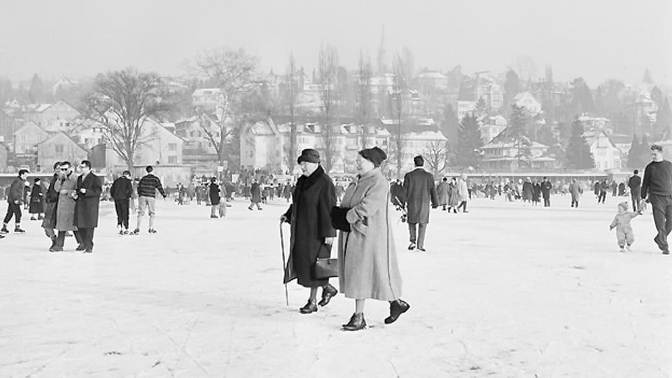 Ein äusserst seltenes Bild: Menschen vergnügen sich auf dem zugefrorenen Zürichsee während der Seegfrörni Ende Januar 1963.