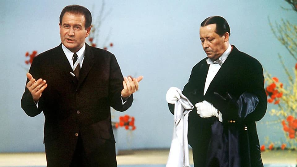 Hans-Jochaim Kulenkampff (1921-1998) und «Butler» Martin: Am 13. Januar 1968 kann das Schweizer Fernsehpublikum die Sendung «Einer wird gewinnen» erstmals in Farbe geniessen.