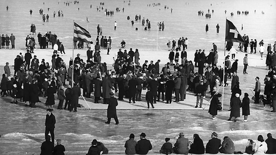 Stelldichein mit Ständchen auf dem zugefrorenen Bodensee: Am 7. Februar 1963 überquerten die ersten Wagemutigen den Bodensee auf dem Eis zwischen Altnau TG und Hagnau (D). Es war das bisher letzte Mal, dass man den Bodensee auf einer Eisfläche überqueren konnte.