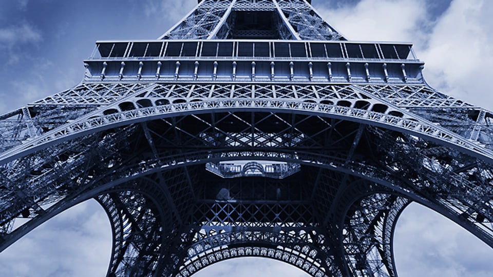 Ursprünglich als temporäres Bauwerk für die Weltausstellung von 1889 erbaut, wurde der Eiffelturm mit den Jahren zum Wahrzeichen von Paris.