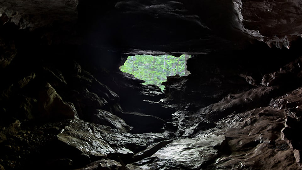 Symbolbild: Einstieg in ein Höhlensystem