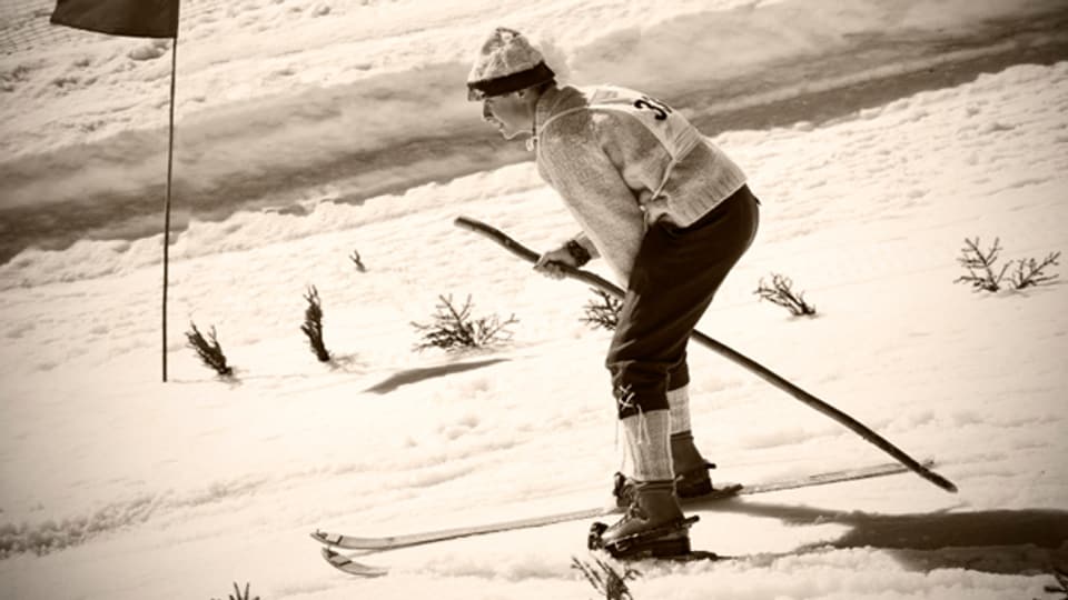 Symbolbild: So oder ähnlich sah wohl die Ausrüstung der Skifahrerinnen und -fahrer in den 1950er Jahren aus.