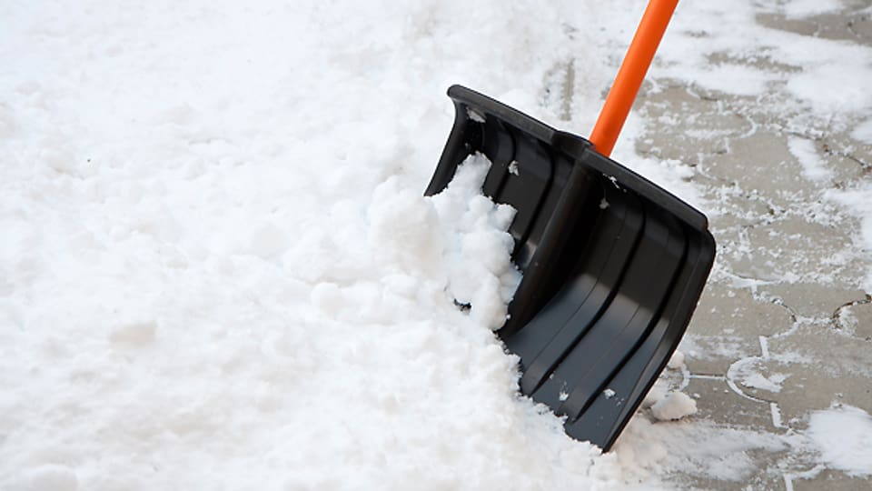 An Metallschaufeln klebt der Schnee weniger schnell als an Holz- oder Plastikschaufeln.