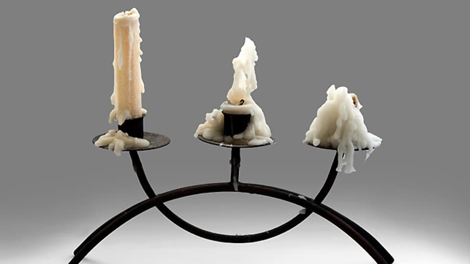 Wachsreste auf einem Kerzenständer lassen sich auf verschiedene Art und Weise entfernen.