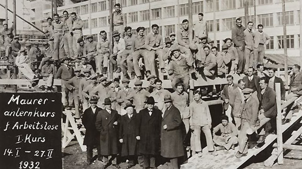 Gruppenbild mit Auszubildenden eines Maurerlernkurses, 1932 an der Ausstellungsstrasse in Zürich.
