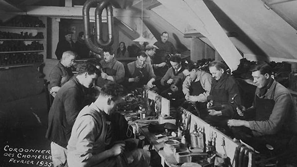 In dieser Schumacherwerkstatt arbeiten Männer im Rahmen eines Arbeitslosenprogramms. Die Aufnahme stammt aus dem Jahr 1935.