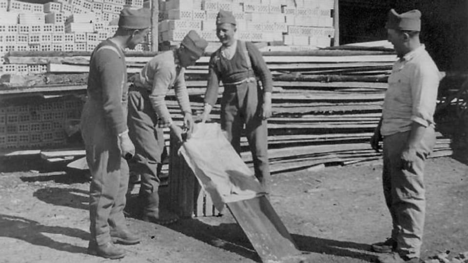 Arbeitende Kanoniere während ihrem Aktivdienst in der Schweizer Armee. Das Bild wurde 1940 in Zürich aufgenommen