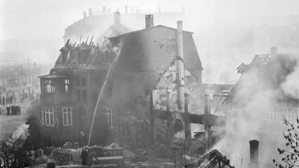 Bombardierung von Basel durch alliierte Flugzeuge. Die Aufnahme stammt vom 4. März 1945.