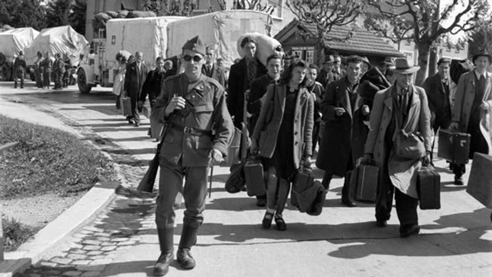 Flüchtlinge während des 2. Weltkriegs an der Schweizer Grenze. Die Aufnahme stammt vom 29. April 1945.
