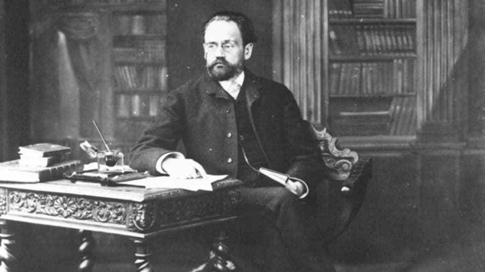 Émile Zola an seinem Schreibtisch sitzend