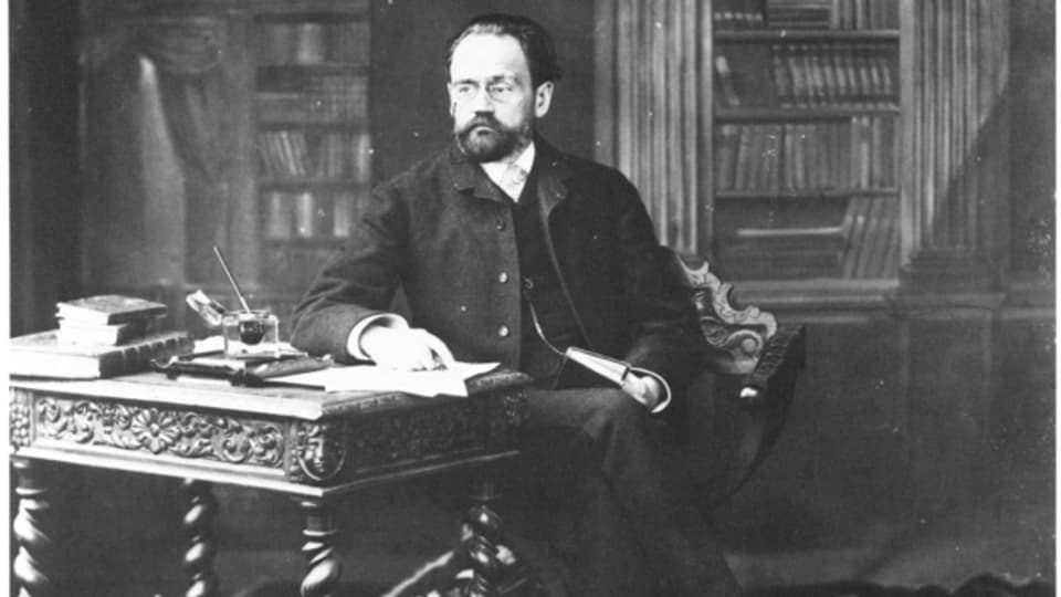 Émile Zola an seinem Schreibtisch sitzend