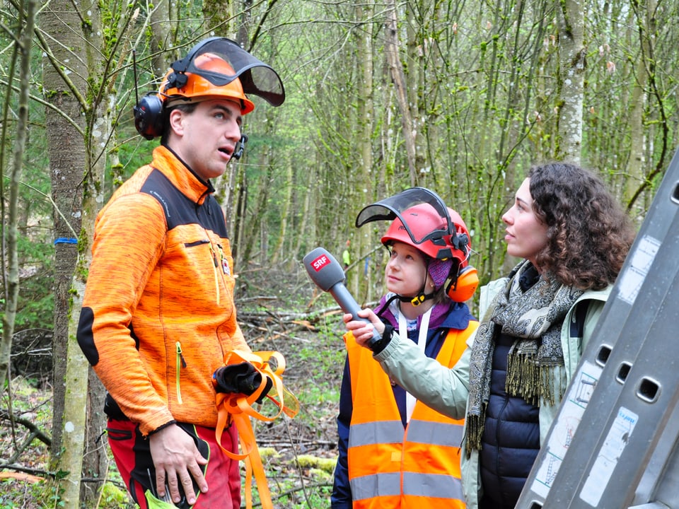 SRF Kids Reporterin Anic (12) ist zusammen mit Forstwart Daniel Lopez unterwegs im Wald
