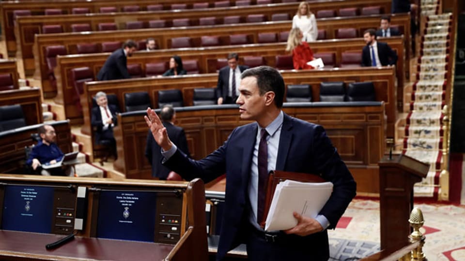 Der spanische Premierminister Pedro Sanchez am 18. März 2020 vor einem fast leeren Abgeordnetenkongress in Madrid, Spanien.
