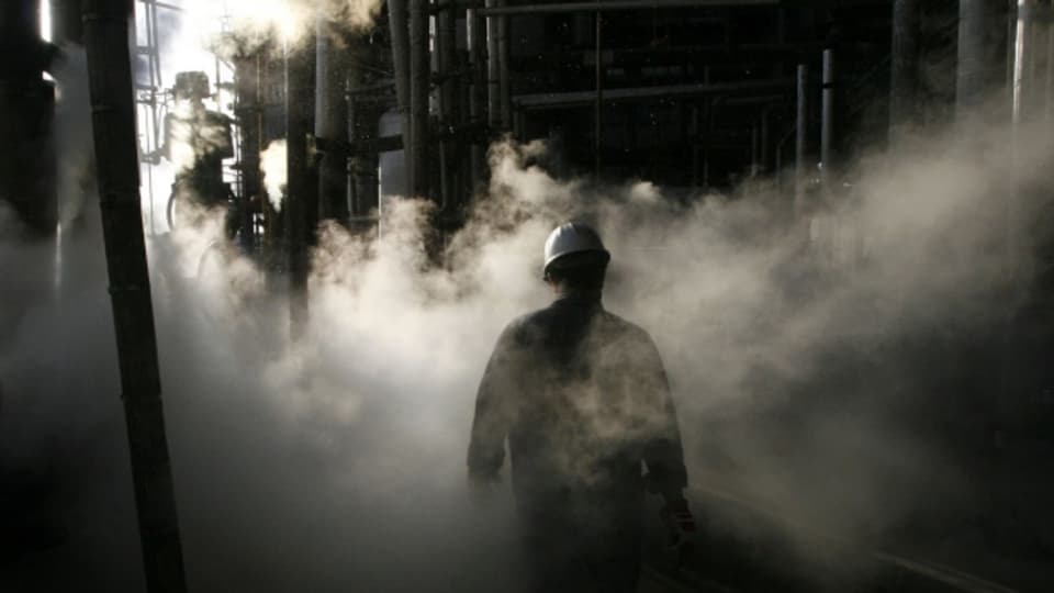 Unruhige Zeiten für die Iranische Erdölindustrie - Ein Arbeiter in einer Erdölraffinerie in der Nähe von Teheran