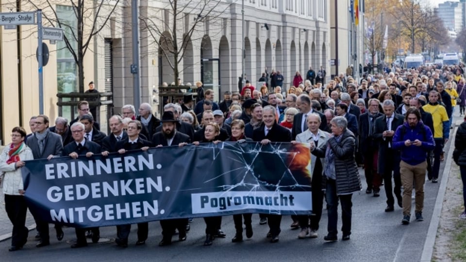 Gedenkmarsch für die Opfer der Reichskristallnacht gestern in Berlin