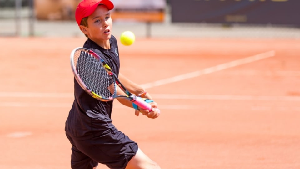 Der 13-jährige Nicolas Kobelt hat sich bei seinem Heimturnier für das Viertelfinal qualifiziert.