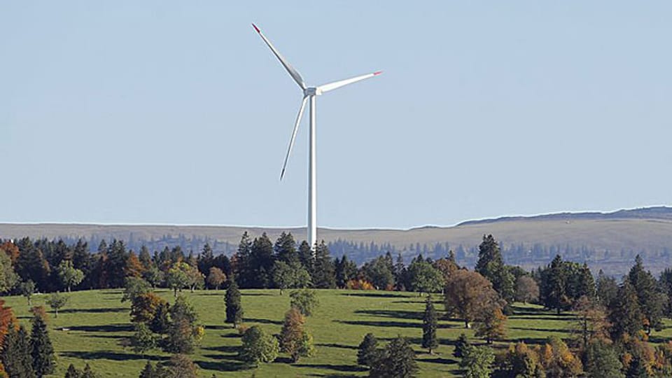 Sechs mögliche Standorte sieht die Aargauer Regierung für Windkraftanlagen. Sieht es bald ähnlich aus wie im Kanton Jura (im Bild)?