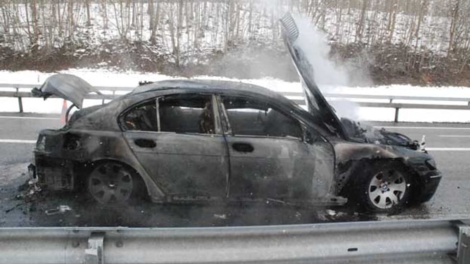 Auf der A5 brannte ein Auto vollständig aus.