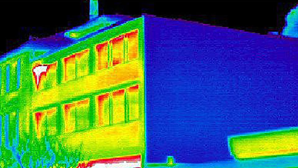 Durch solche Wärmebildaufnahmen zeigt sich, wo Energie verpufft. Der blaue Bereich ist besonders effizient isoliert.