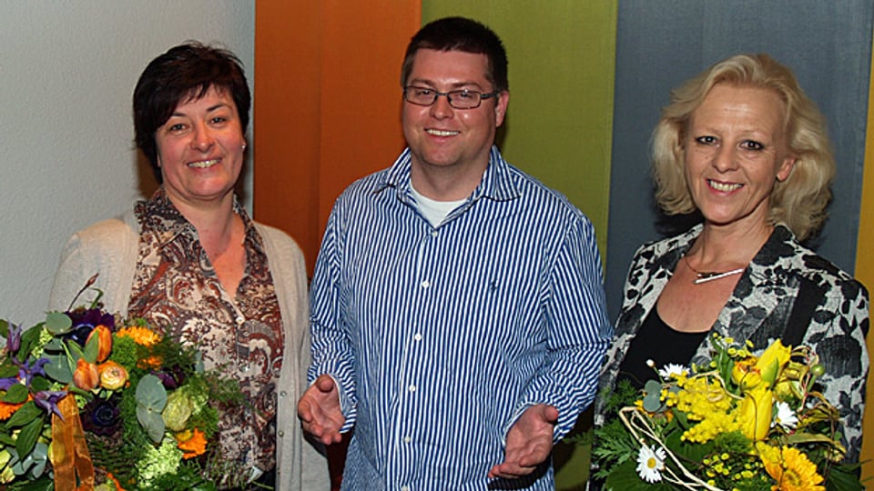 Der Ortspartei-Präsident Marc Bonorand mit den beiden Kandidatinnen Susanne Heuberger (links) und Regina Jäggi (rechts).