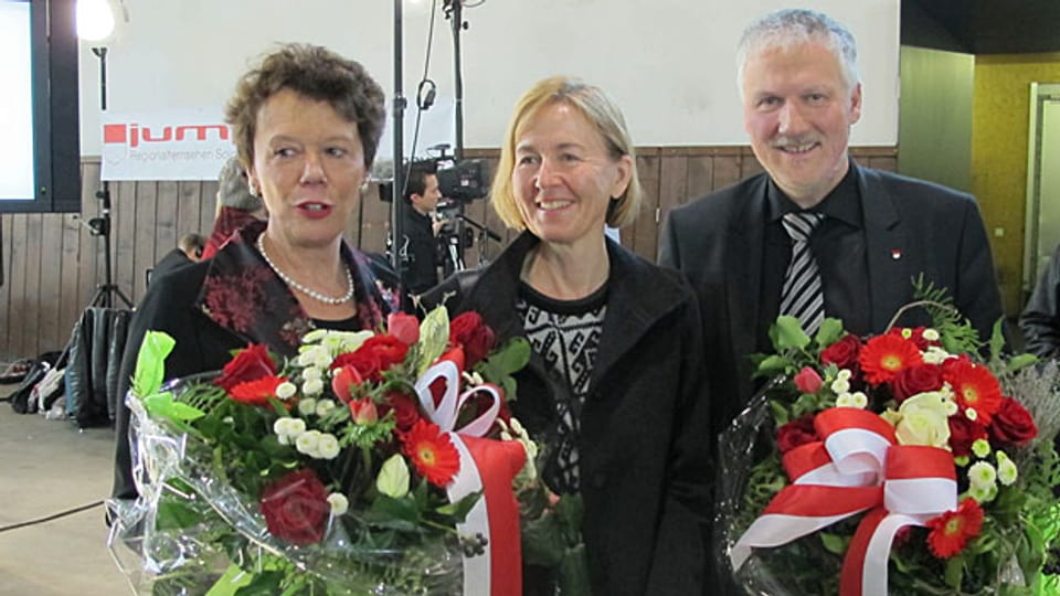 Die gewählten Esther Gassler (links) und Peter Gomm (rechts) mit Kantonsratspräsidentin Susanne Schaffner.