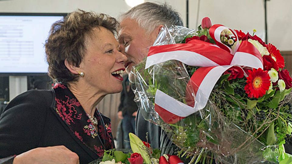 Der wiedergewählte SP-Regierungsrat Peter Gomm gratuliert seiner wiedergewählten FDP-Kollegin Esther Gassler.