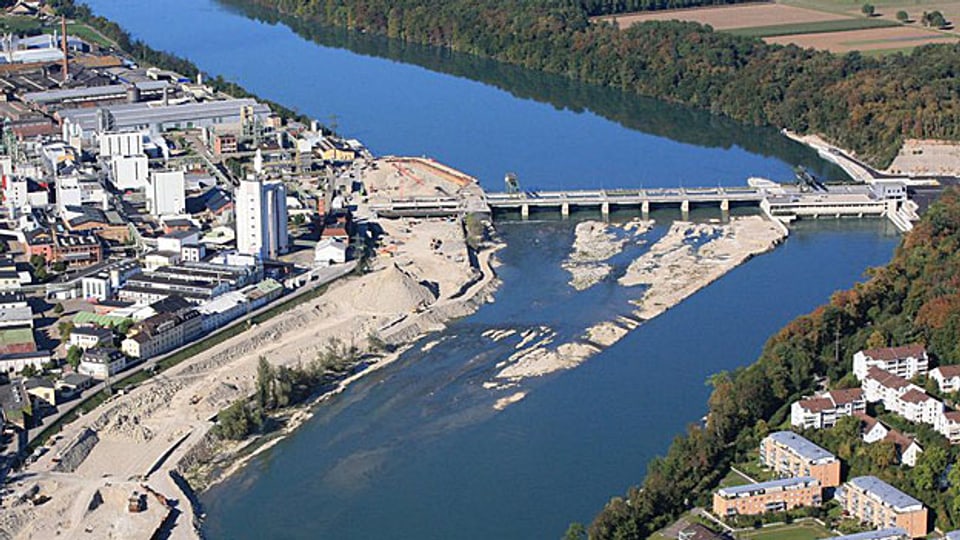 Auch das Kraftwerk Rheinfelden wirkt mit seinem Stauwehr wie eine Barriere im Rhein, Kies kommt hier nicht vorbei.