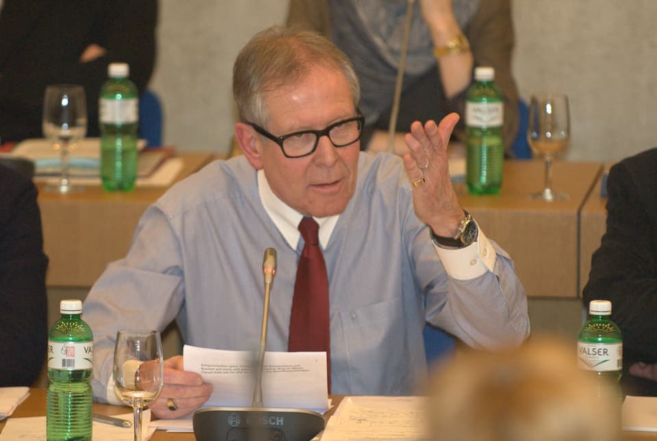 Stadtpräsident Ernst Zingg erläutert an der Parlamentssitzung in Olten die Verschiebung mehrerer Investitionen.
