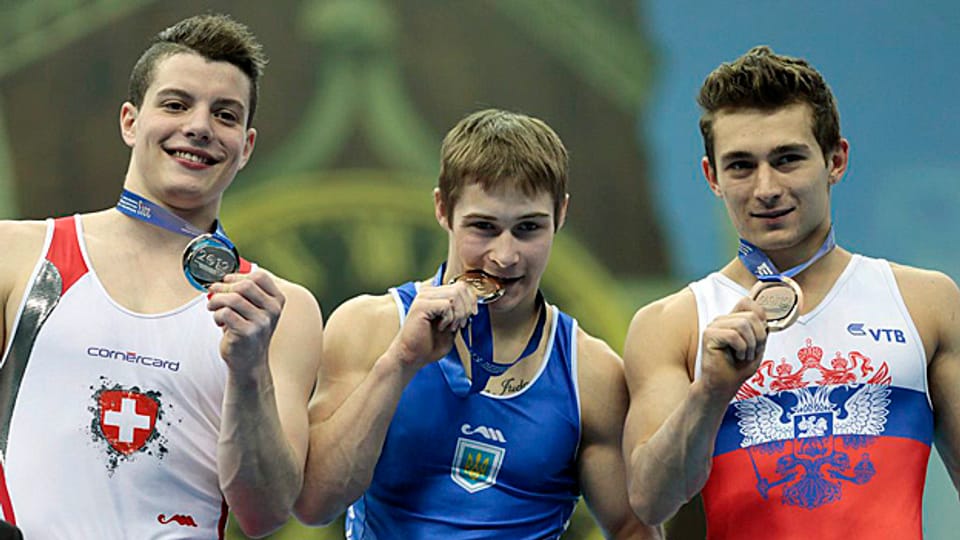 Stolz wie Oskar. Der Fislisbacher Lucas Fischer (links) zeigt an der Siegerehrung in Moskaus seine Silbermedaille.