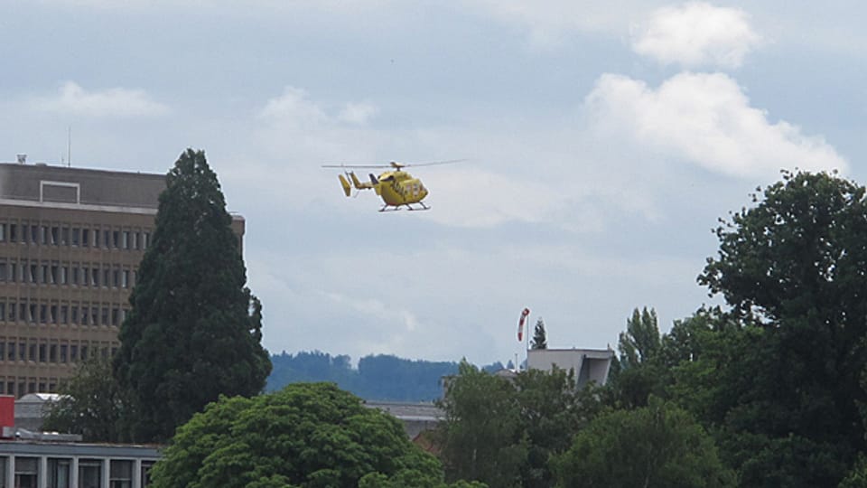Ein TCS/AAA-Helikopter setzt zur Landung auf das Kantonsspital Aarau an. Ein Bild, an dem der Kanton festhalten will.