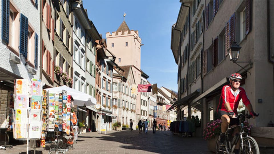 Rheinfelden hat im ersten Anlauf einen vollständigen Stadtrat gewählt. Auf dem Bild die Marktgasse mit dem Rathausturm.