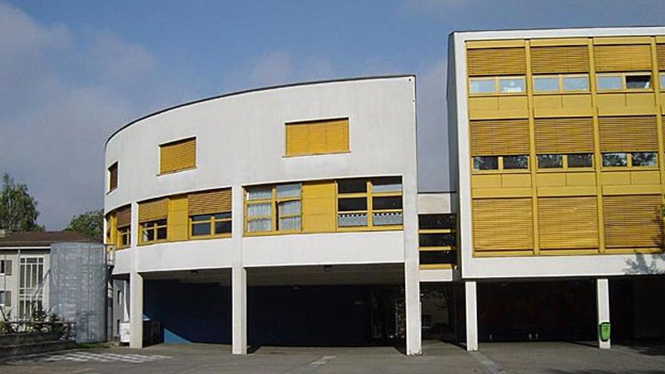 Das heutige Realschulhaus Zehntenhof in Wettingen soll abgerissen und als Mittelstufenzentrum neu gebaut werden.